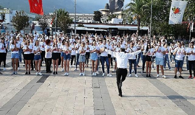 Önce Başkan’dan Zeybek, sonra 300 dansçıdan erik dalı