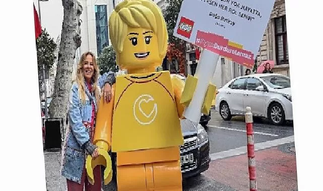 Dev LEGO® minifigürleri kızlara ilham vermek için sokağa çıktı!