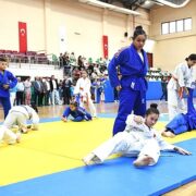 Başkan Aydın, genç judo ve taekwondoculara sertifikalarını verdi