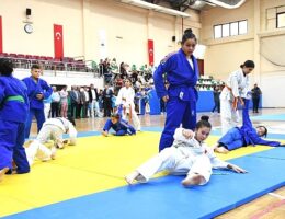 Başkan Aydın, genç judo ve taekwondoculara sertifikalarını verdi