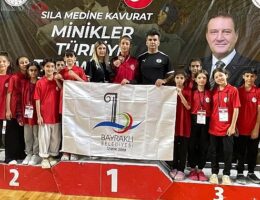 Bayraklılı sporcular Sivas’tan dereceyle döndü