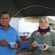 Büyükşehir Belediyesi önünde aşure ikramı