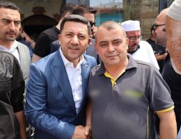 Cuma Namazını restorasyon çalışmaları tamamlanan Aşağı Bekdik Camii’nde kılan Nevşehir Belediye Başkanı Rasim Arı, namaz sonrasında aşure dağıtımına katıldı