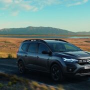 Dacia’nın tarihindeki ilk hibrit motora sahip olan ve merakla beklenen modeli “Jogger HYBRID 140” Türkiye’de satışa sunuluyor