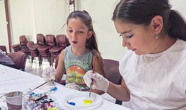 Gölcük Belediyesi kültür-sanat etkinlikleri kapsamında düzenlenen “Kültürümü Tanıyorum Eğlenerek Öğreniyorum” etkinlikte gençler, geleneksel sanatları eğlenerek öğrendiler