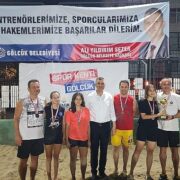 Gölcük Belediyesi’nin yaz spor etkinlikleri kapsamında düzenlediği Plaj Voleybolu Turnuvası, çekişmeli mücadelelere sahne olan final müsabakalarının ardından son erdi