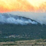 İzmir Büyükşehir Belediyesi İtfaiye ekipleri gece gündüz demeden alevlerin arasında