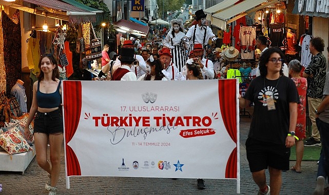 İzmir Büyükşehir Belediyesi ve Efes Selçuk Belediyesi desteği ile düzenlenen 17. Uluslararası Türkiye Tiyatro Buluşması Efes Selçuk’ta başladı