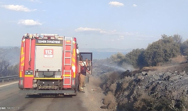 İzmir İtfaiyesi Dikili’de orman yangınına müdahale ediyor