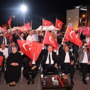 Nevşehirliler 15 Temmuz Demokrasi ve Milli Birlik Günü’nün yıldönümünde 8 yıl önce olduğu gibi yine meydanlarda aynı ruh ve heyecanla bir araya geldi