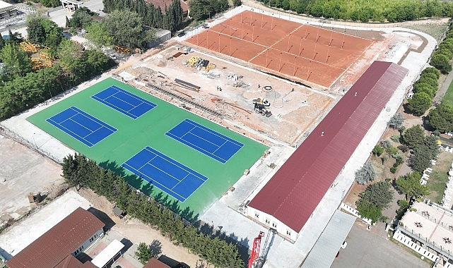 Tenis Merkezi’nde balon kortlar boyandı