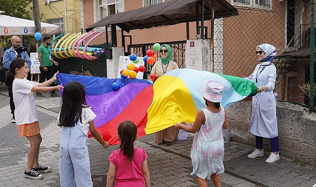 Üsküdar Belediye Başkanı Sinem Dedetaş “Gezgin Oyun Parkı” etkinliklerinin ilkini Çengelköy Huzurtepe Sokak’ta başlattı