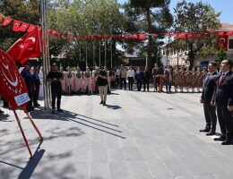 Bu yıl 1-4 Ağustos tarihlerinde kutlanan Uluslararası Karaman Türk Dünyası Şöleni, çelenk sunma töreni ile başladı.