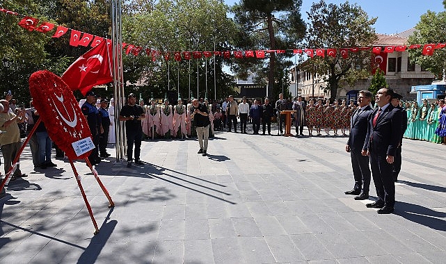 Bu yıl 1-4 Ağustos tarihlerinde kutlanan Uluslararası Karaman Türk Dünyası Şöleni, çelenk sunma töreni ile başladı.