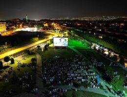 Kartepe Belediyesi açık hava sinemasında bu hafta sonu gösterilen “Can Dostlar” filmi büyük ilgi gördü